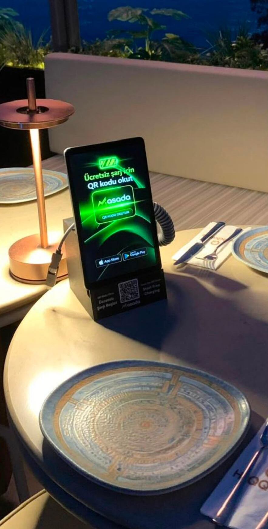 Masada cihazı — restoran masasında dijital şarj ve QR menü
